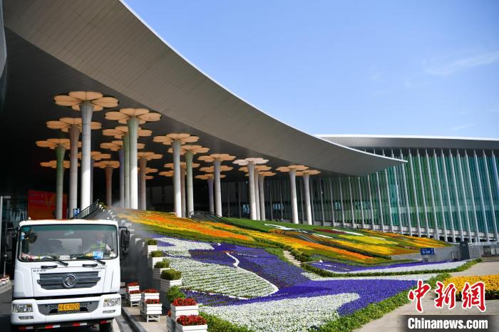 第五屆進(jìn)博會(huì)場(chǎng)館景觀裝飾全面定妝。　陳夢(mèng)澤 攝